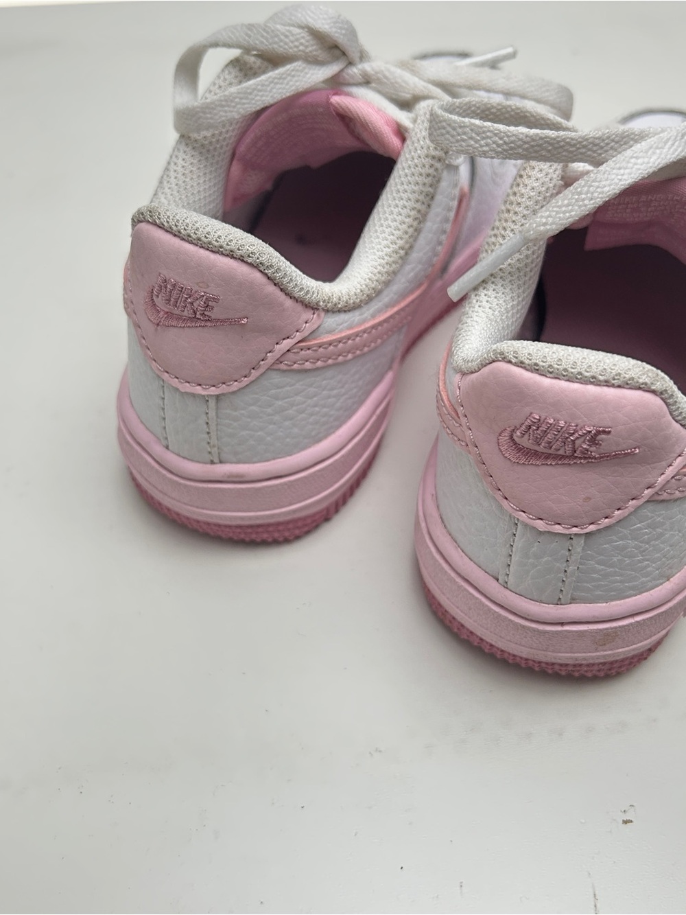 Girls Nike Air Force 1 Low White & Pink Sneakers Size 10.5C - Picture 3 of 6